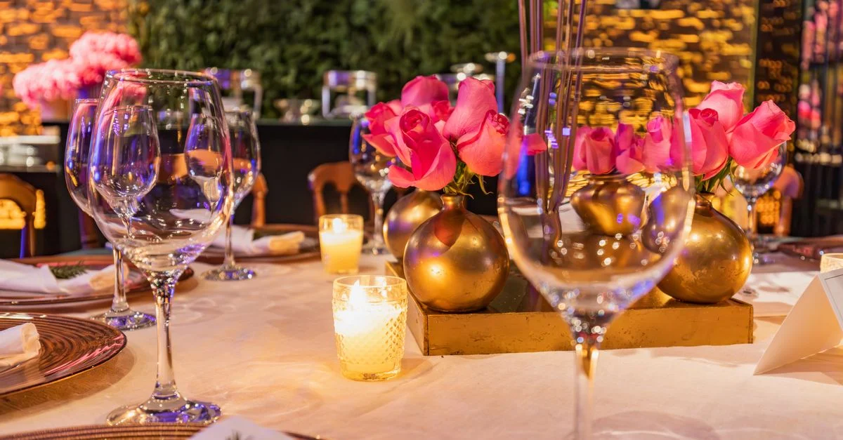 Une table magnifiquement décorée avec des bougies et des roses, parfaite pour un dîner romantique ou un événement spécial.