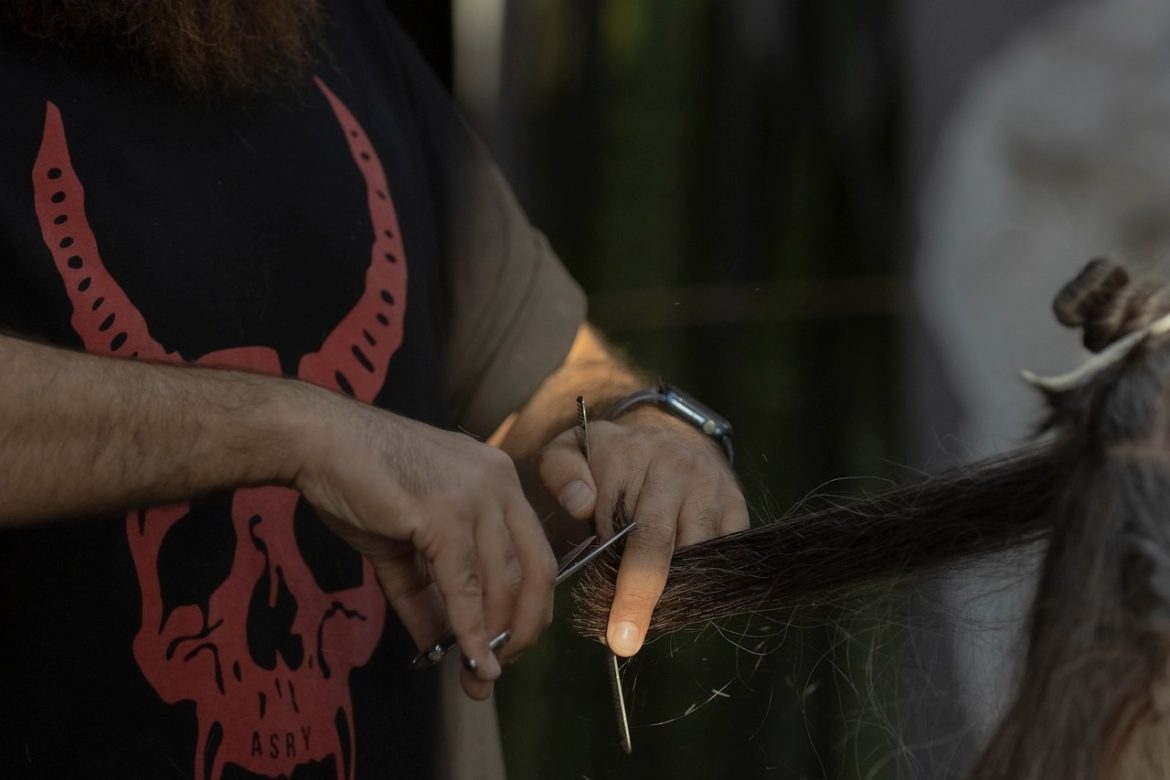 Comment demander une coupe de cheveux : trucs et astuces efficaces à adopter